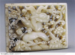传统工艺-镂空雕刻的飞龙花纹玉器
