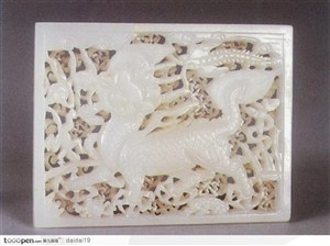中华传统工艺品-精美的麒麟花纹玉器