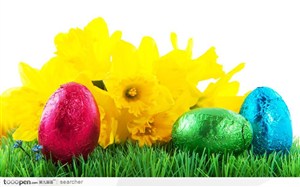 用彩色纸包裹的鸡蛋和黄色花卉