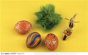画着彩色花纹的鸡蛋和木质玩具兔子