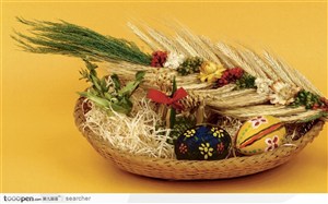 放在篮子里的复活节彩蛋和干麦穗
