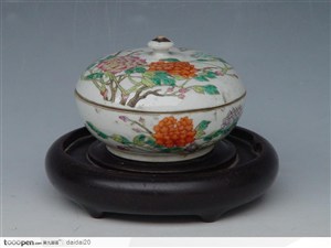 传统工艺-牡丹花纹的瓷碗