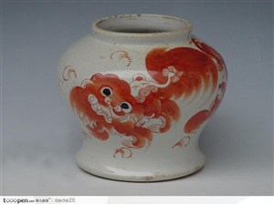 中华传统工艺-红色的狮子花纹瓷罐