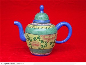 中华传统工艺-牡丹花纹的蓝色茶壶