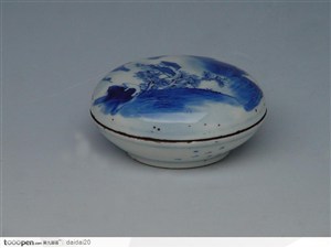 中华传统工艺-山水花纹的瓷盒