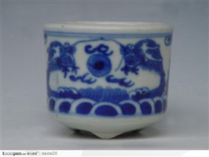 中华传统工艺-双龙戏珠花纹瓷杯