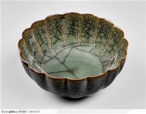 中华传统瓷器-满是裂纹的绿色瓷器