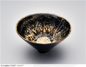 中华传统工艺-精美的黑色瓷碗