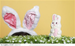 白色巧克力的玩具兔和兔女郎的耳朵