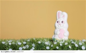 一只白巧克力做的玩具兔