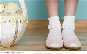 小孩穿粉色舞鞋的脚和一篮子小鸡
