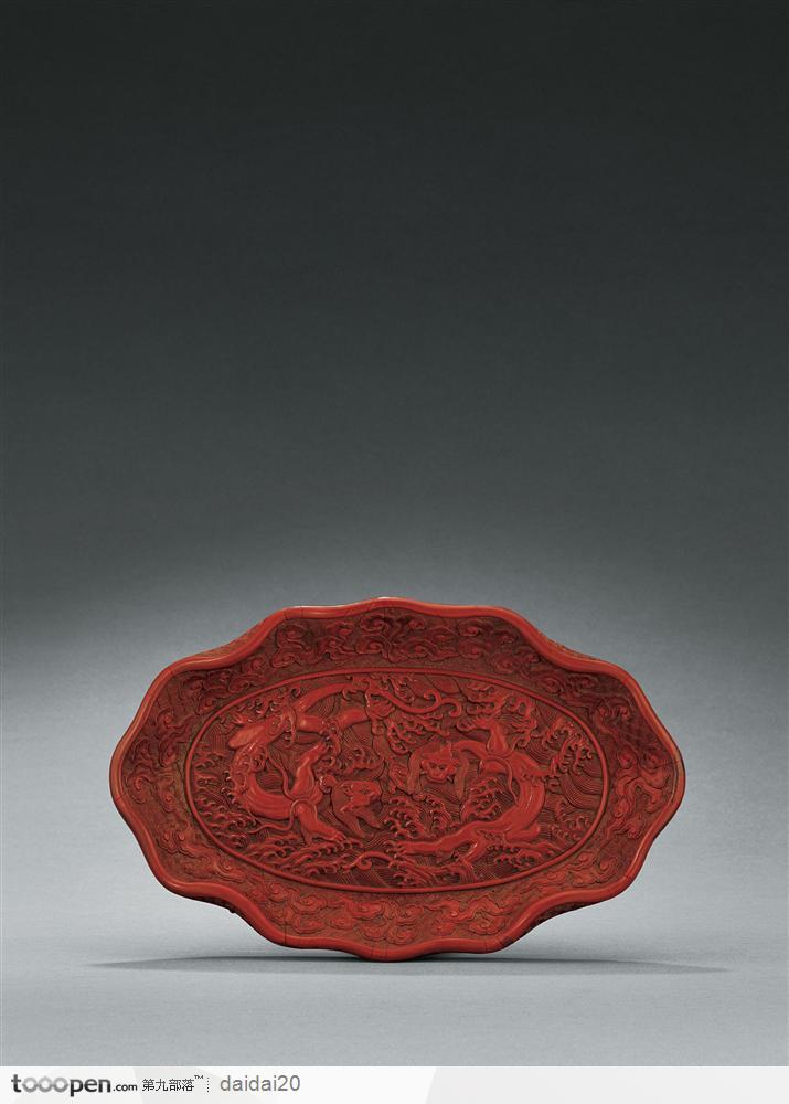 传统工艺-红色的双龙戏珠花纹