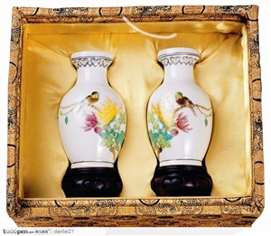 传统瓷器-一对精美的瓷瓶