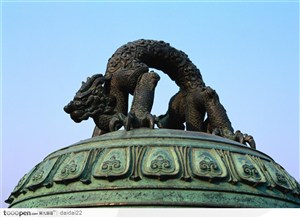 传统工艺-青铜器顶部的龙