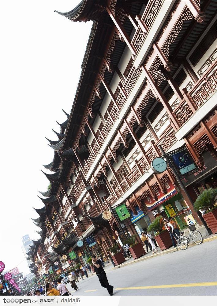 上海风情-古老房子的街道人流