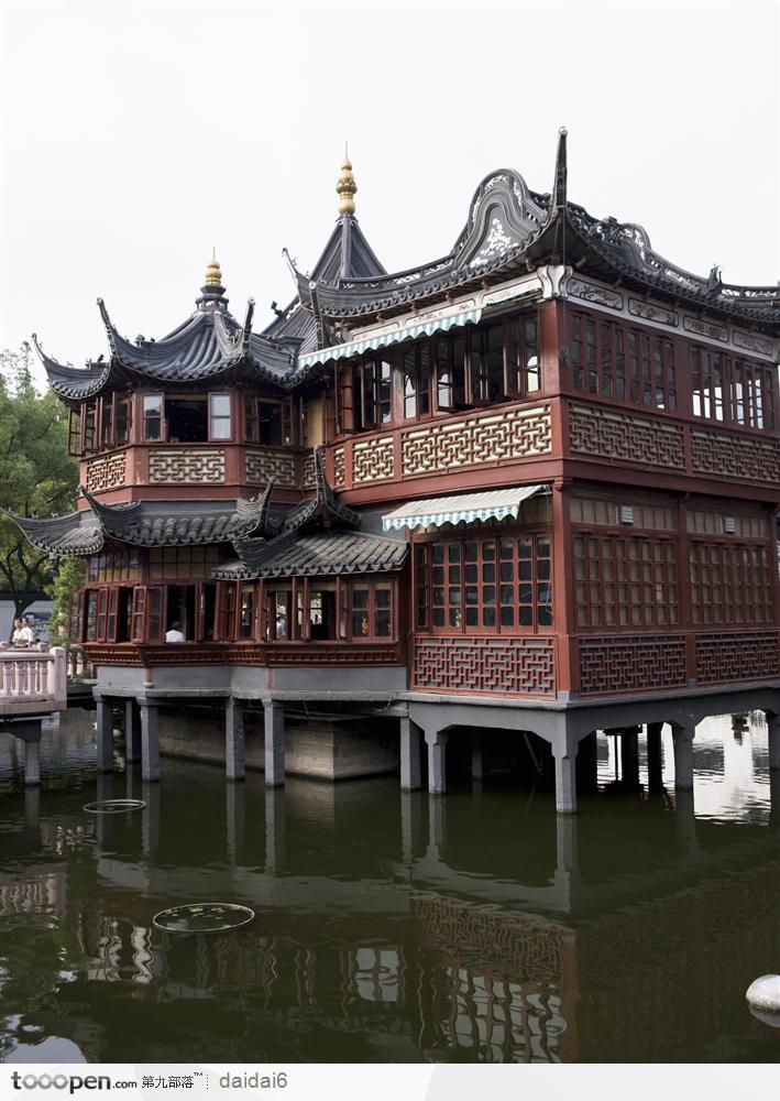 上海景观-湖面上的古老房子