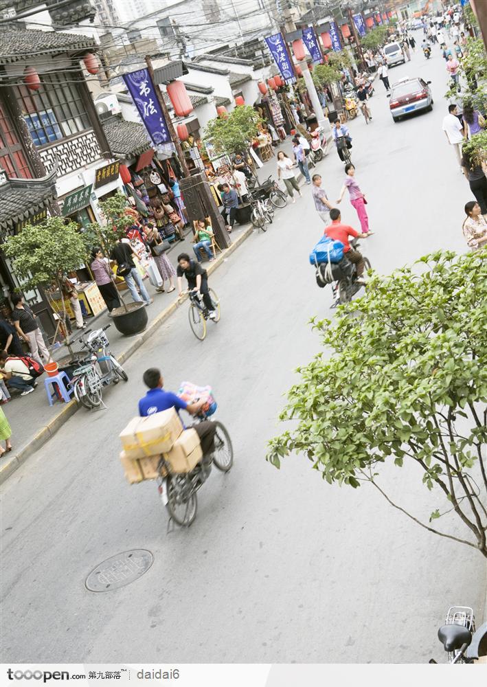 上海景观-骑车卖货物的人