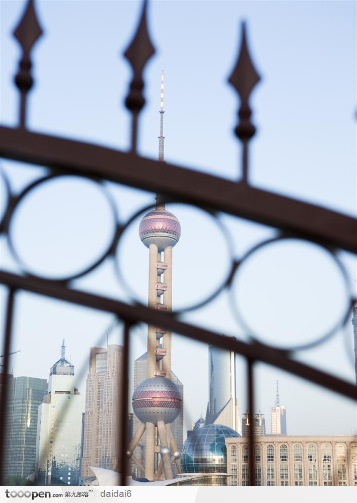 上海景观-栅栏上观看明珠塔