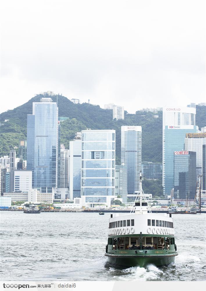 香港人文景色-海中的船