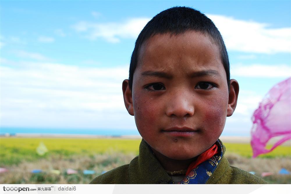 青海藏族小孩