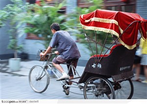 北京人文景观-拉黄包车的青年