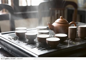 人文风情-热气沸腾的茶具