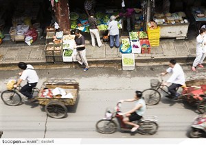 上海风景-骑自行车的人群