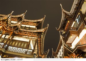 上海风情-灯光装饰下的房屋