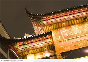 上海风情-灯光装饰下的房屋