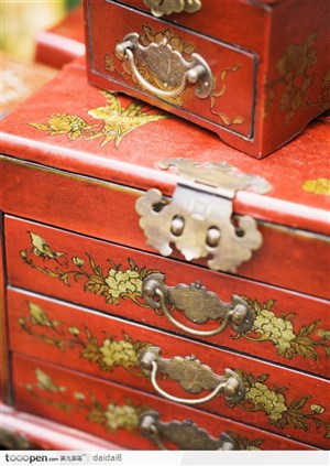 上海风情-红色的木质盒子
