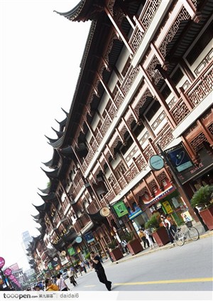 上海风情-古老房子的街道人流