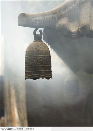 香港人文风情-寺院的屋檐的钟