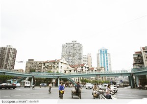 上海景色-行走的人群