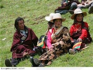 藏民风情-草地上的藏民