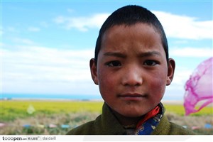 青海藏族小孩