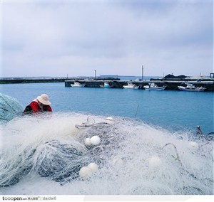 渔业-整理渔网的渔农