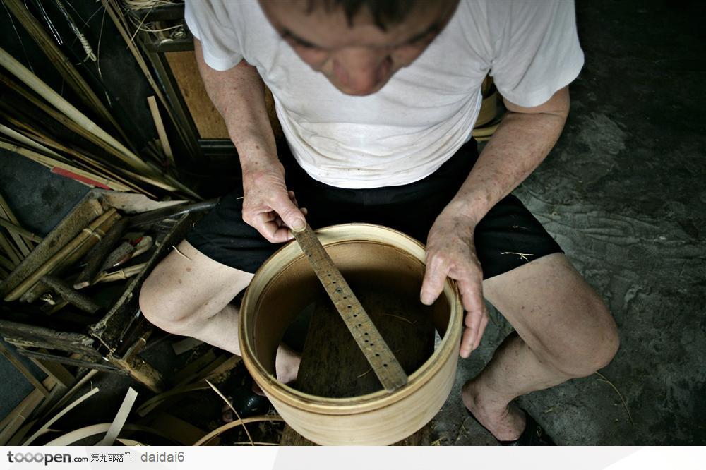台湾生命力-正在做木桶的老人