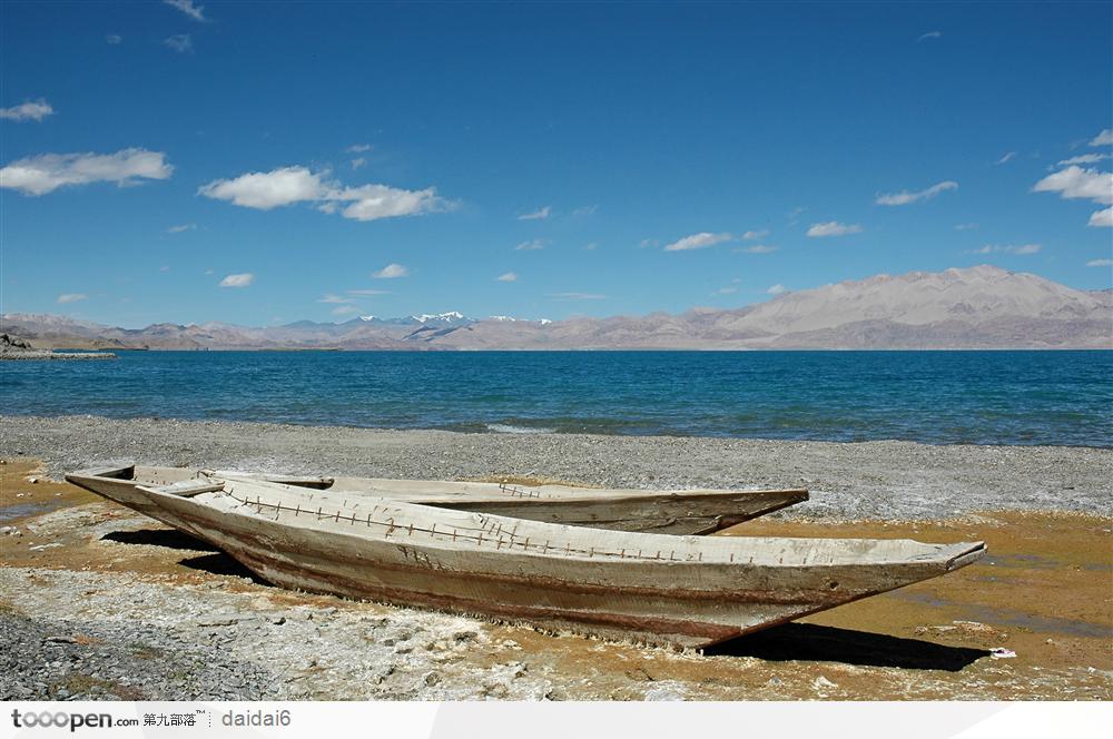 西藏人文风情- 湖泊旁的渔船