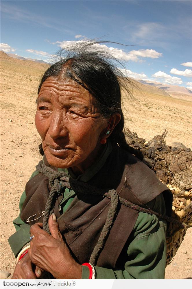 西藏人文风情-背着东西的藏民