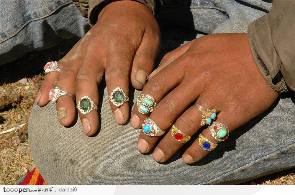 西藏人文风情-带满戒指的双手