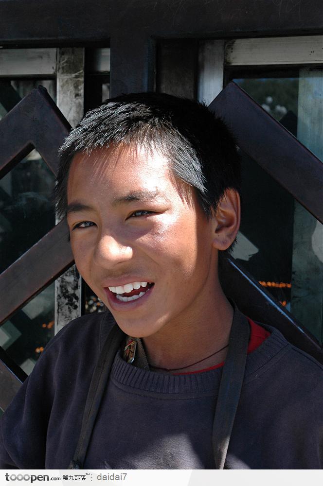 西藏人文风情-微笑的男孩