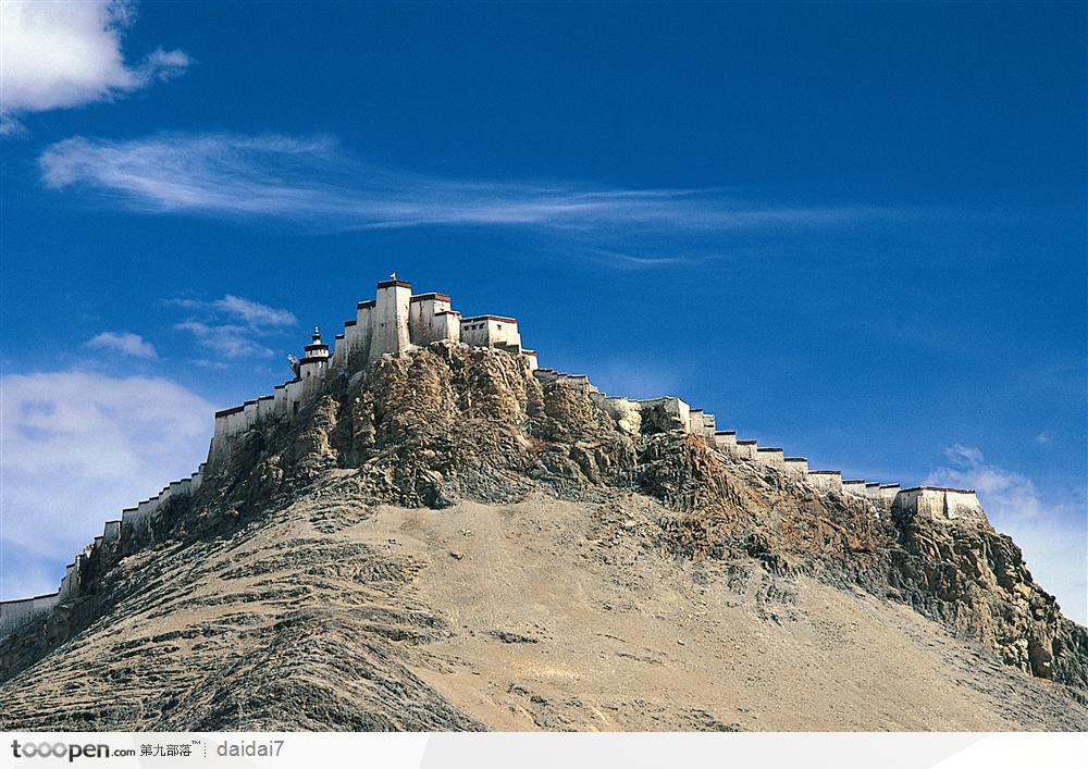 西藏风情山丘上的房屋图片