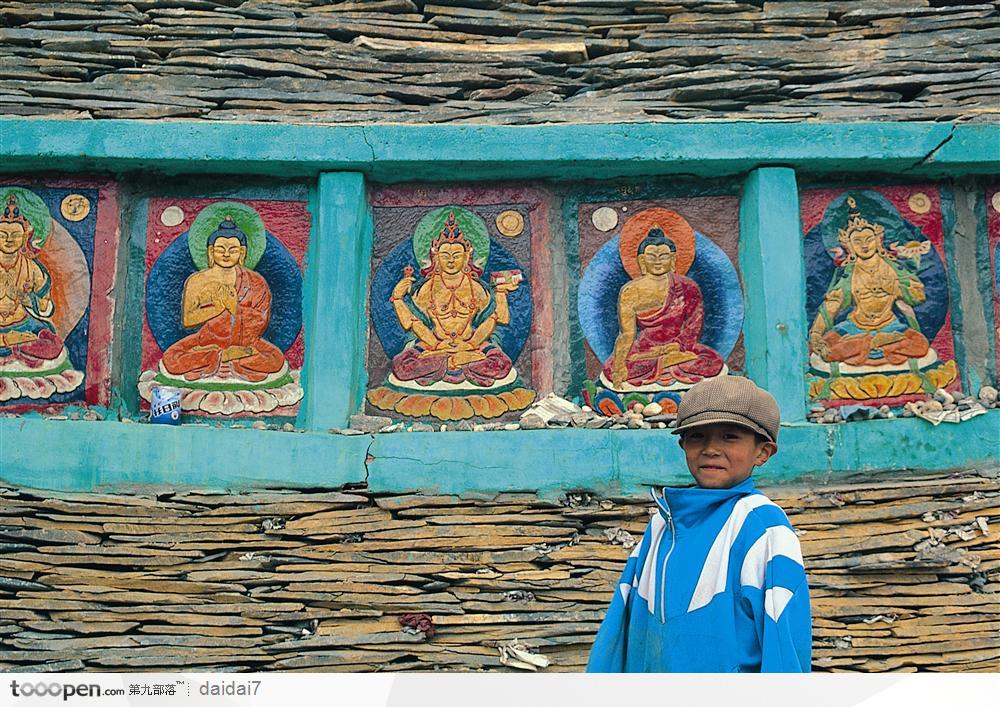 西藏人文风光-壁画前的小孩