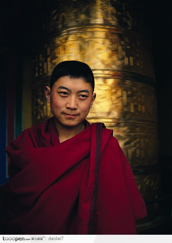 西藏人文风光-金钟前的喇嘛
