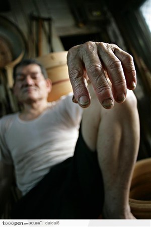 台湾生命力-休息的老人苍老的手特写