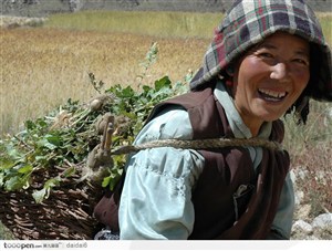 西藏人文风情-背着东西的妇女
