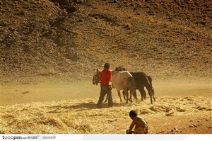 西藏人文风情-放马的妇女和小孩