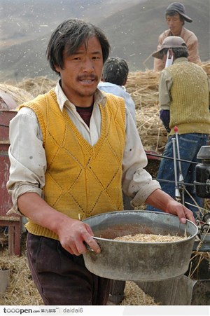 西藏人文风情-端着粮食的青年
