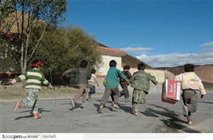 西藏人文风情-奔跑的小孩