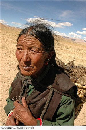 西藏人文风情-背着东西的藏民